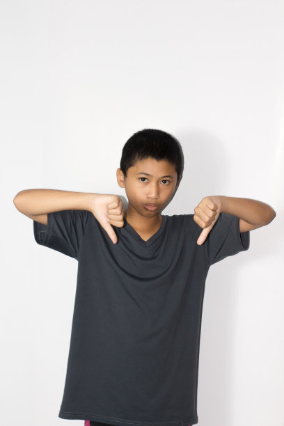 肖像亚洲男孩孤立的白色背景图片下载