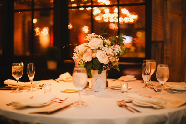 婚礼场地，桌子，鲜花，酒会，庆典蜡烛图片下载