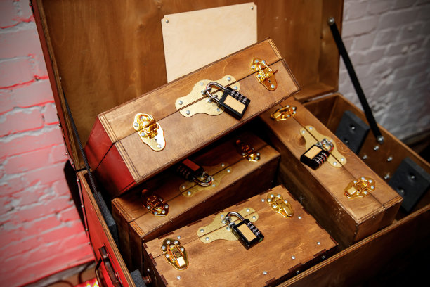 带挂锁的旧木箱子。图片下载