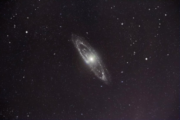 从夜晚看到的美丽星系图片下载