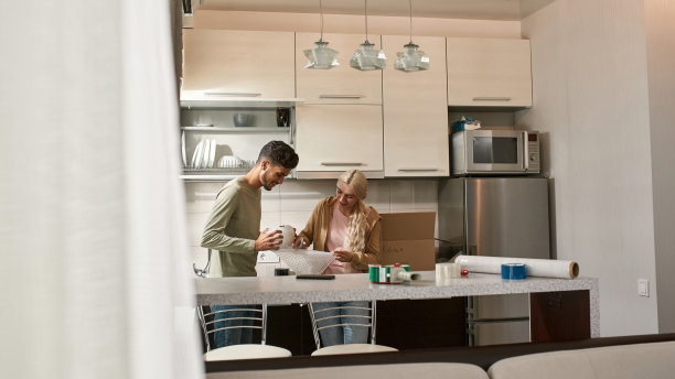 在厨房，女孩在男人手上切气泡膜图片下载