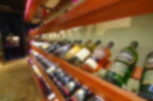 模糊的酒架模糊酒窖威士忌酒瓶躺在木架子上图片下载