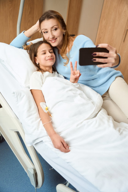 快乐的母女俩看着手机屏幕图片下载