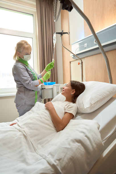 医务工作者用滴管控制药物的流动图片下载