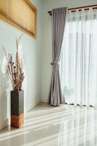 小房间，白色窗帘，花瓶里插着干花。垂直方向。图片下载