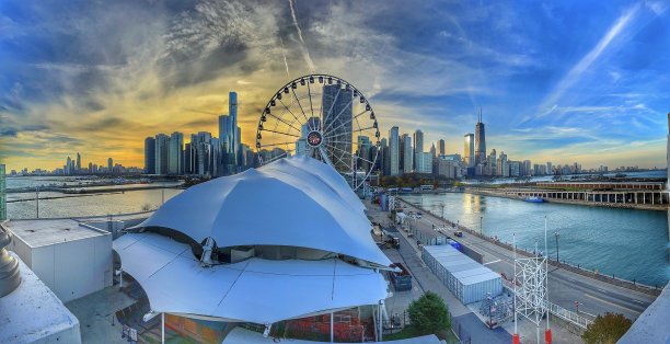 从码头和上面看芝加哥的天际线。不收费，免费访问。图片下载