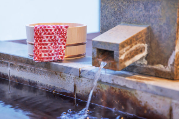 一个温暖舒适的露天浴室的形象图片下载