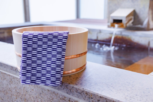 一个温暖舒适的露天浴室的形象图片下载