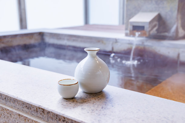 一个温暖舒适的露天浴室的形象图片下载