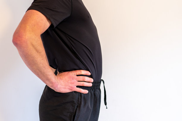 常见的身体姿势缺陷。脊柱前凸弯曲。男性脊柱前凸。图片下载