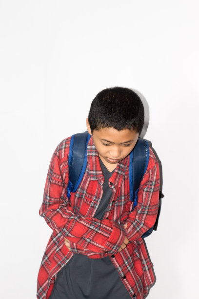 亚洲男孩的肖像悲伤和生病图片下载