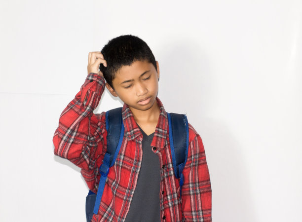 亚洲男孩的肖像悲伤和生病图片下载