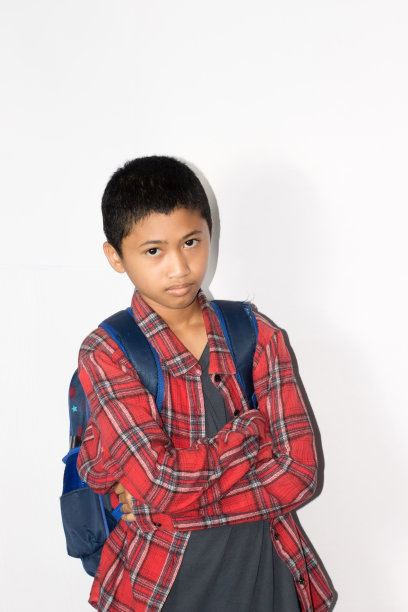 穿着休闲校服的亚裔男孩被隔离在白色背景上图片下载