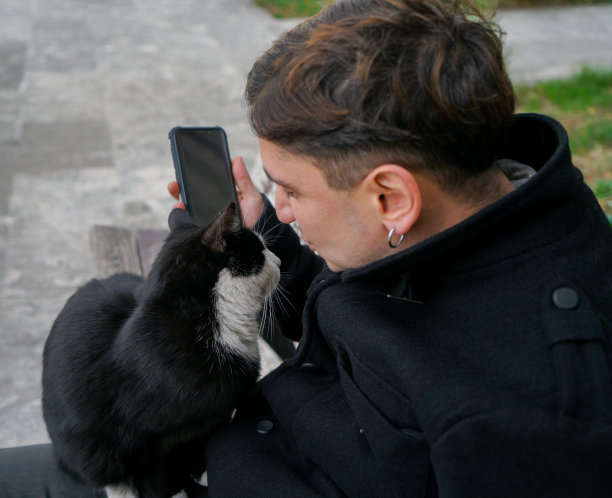 一名男子用手机相机拍下了自己和他的猫图片下载
