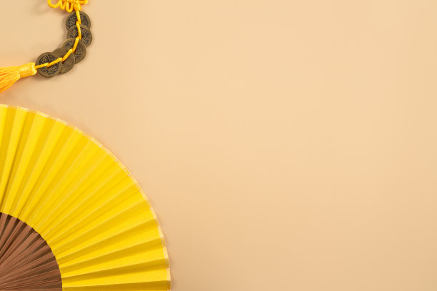 中国农历新年背景设计概念，以白梅花和节日装饰。图片下载