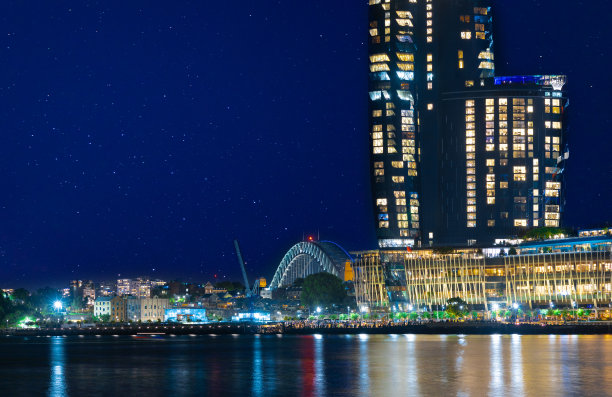 悉尼海港大桥跨年前夜的烟花，五彩缤纷的NYE焰火作品用鲜艳的多色点亮了澳大利亚新南威尔士州的夜空。新年快乐。除夕夜图片下载