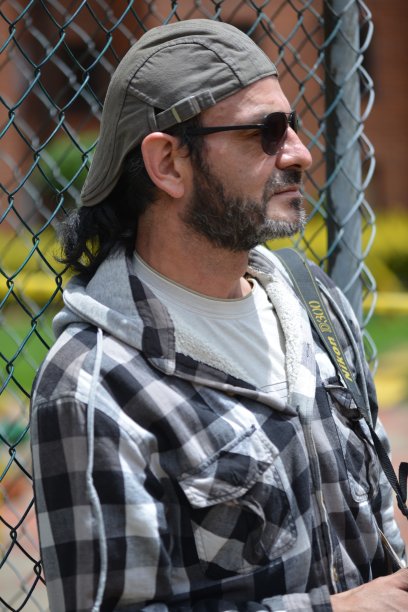 从侧面看到一个戴贝雷帽和黑眼镜的男人图片下载