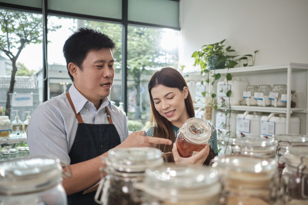 两名店主在零废物和无塑料杂货店检查库存。图片下载