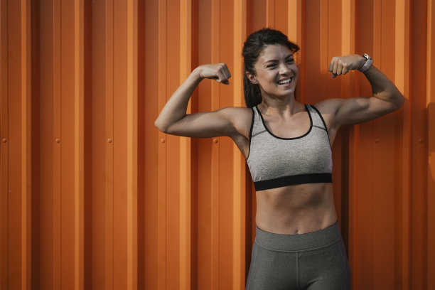 年轻的女运动员在外面慢跑。图片下载