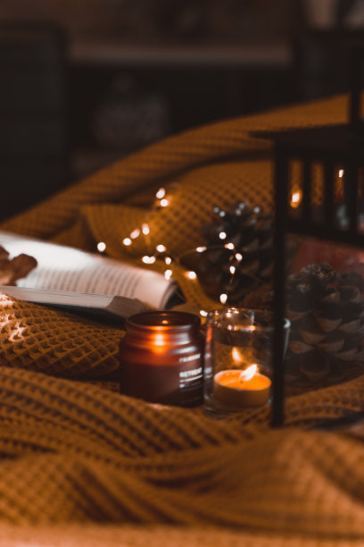 秋天的照片放在桌子上，用蜡烛在笔记本上写字图片下载