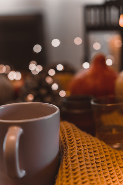 秋天的照片在桌子上与蜡烛喝咖啡图片下载