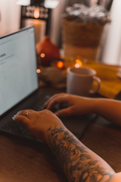 秋天的照片在桌子上与蜡烛在电脑上工作图片下载