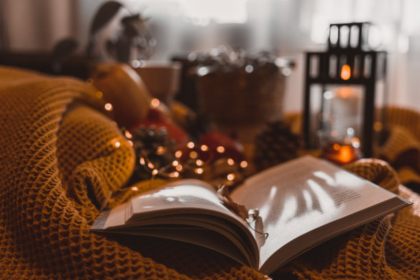 秋天的照片在桌子上蜡烛读书图片下载