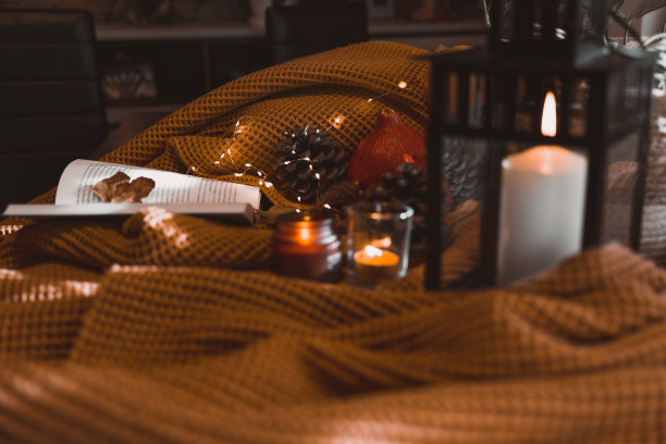 秋天的照片在桌子上与蜡烛图片下载