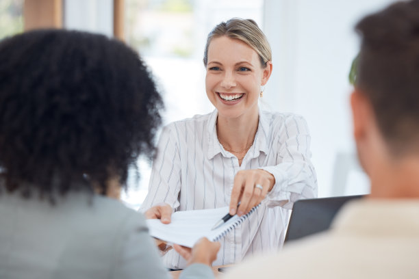 商务人士，愉快地签订合同，纸张和文件的交易，伙伴关系和协作。员工对法律文书工作感到满意，或在招聘、面试或招聘成功后微笑图片下载