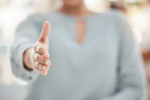 B2b，握手和商业女性提供手支持交易，合作伙伴关系和合作的目标，愿景和招聘。握手，谢谢你，面试成功，由领导整合图片下载