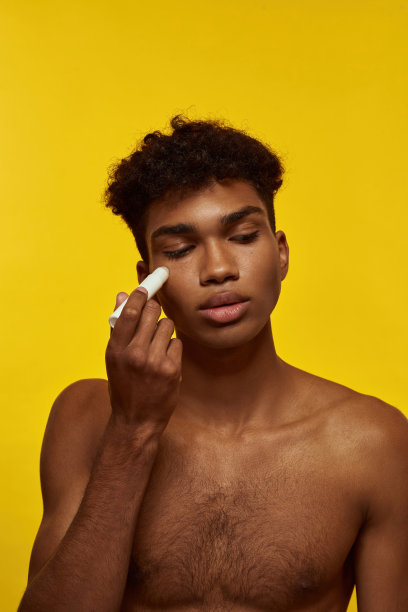 那家伙在脸上涂抹眼部精华液图片下载