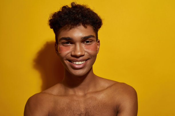 男人的肖像与眼罩下的脸图片下载