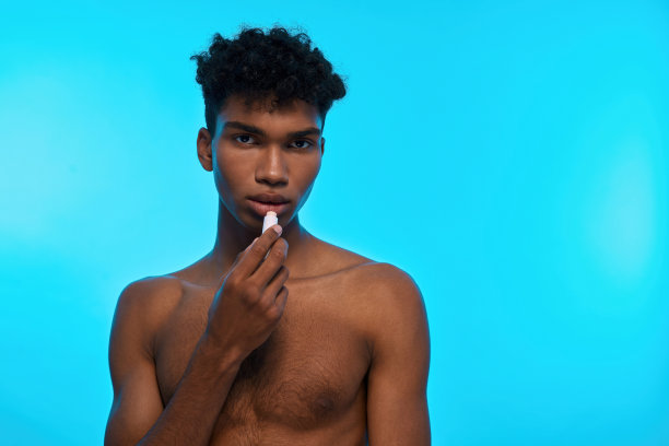 男生用卫生唇膏涂嘴唇图片下载