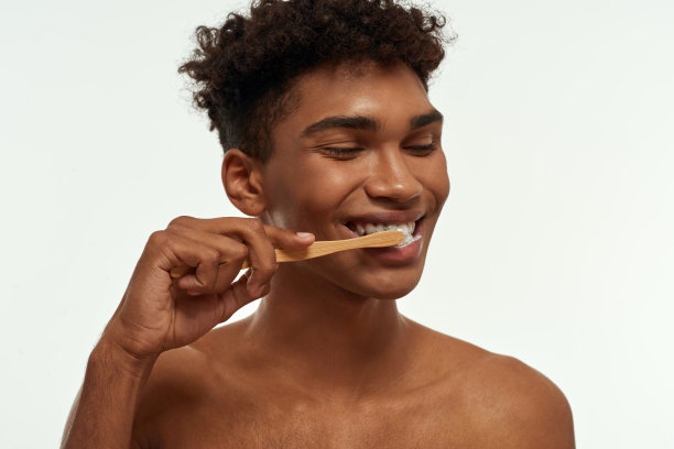 部分微笑的黑人正在刷牙图片下载