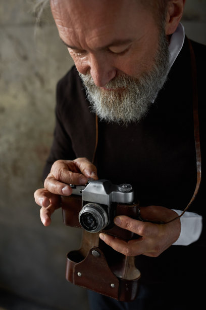裁剪图像的高级男子设置旧相机图片下载