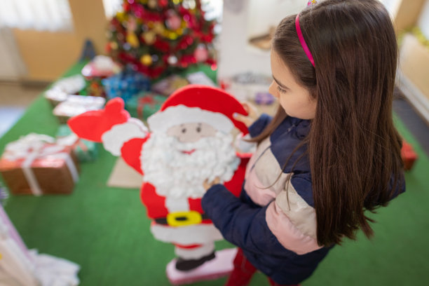 一个小女生和圣诞老人一起表演图片下载