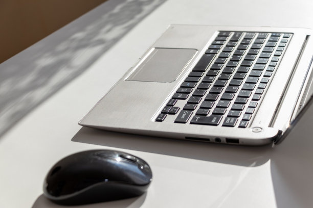 笔记本电脑和鼠标放在桌子上图片下载