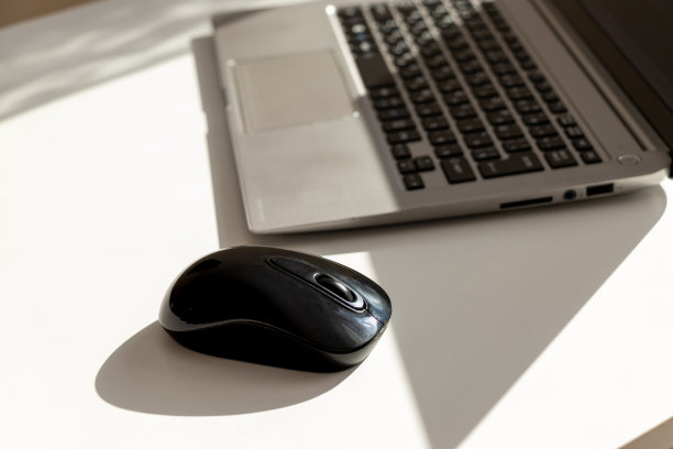 笔记本电脑和鼠标放在桌子上图片下载