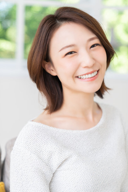 迷人的亚洲女子放松图片下载