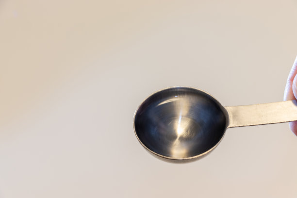 将透明液体倒入测量勺中图片下载