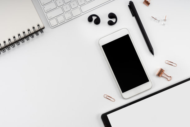 现代白色工作区俯视图，智能手机和平板电脑空白屏幕模型，复制空间图片下载