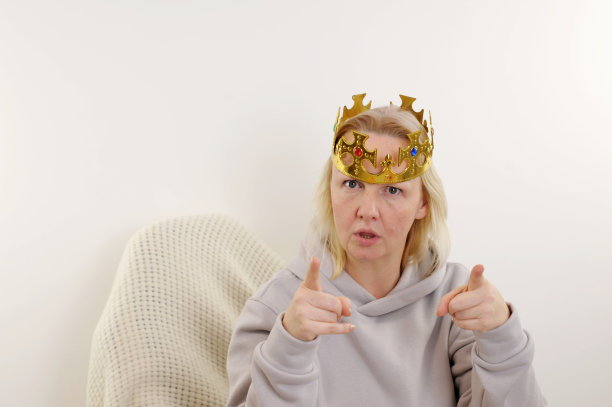 不满的成年女子威胁我们听中年金发穿着女王皇冠运动套装看起来紧张紧张焦虑问题自信冒犯坚持可怕的女人看着相机图片下载