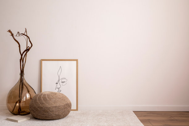 客厅的美学室内复制空间，海报，玻璃花瓶波西米亚pouf，地毯和个人配件。极简主义的家居装饰。模板图片下载