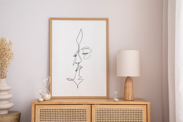 极简的构图与模拟海报框架，台灯，藤便盆，装饰和个人配件客厅内部。时尚的家居装饰。模板。图片下载