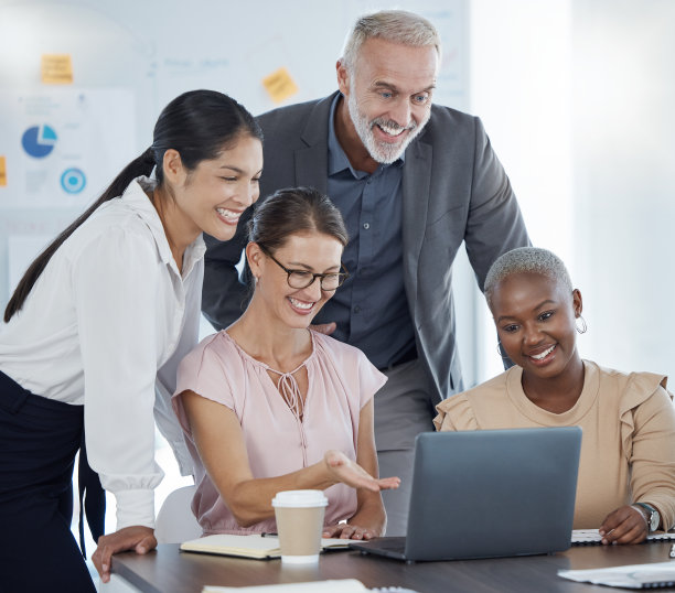 项目管理，协作和计划与笔记本电脑与业务人员在会议培训，咨询和审查。战略，市场营销和团队合作的员工在办公室创新图片下载