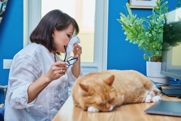 女士对宠物皮毛过敏，女士咳嗽，用餐巾打喷嚏图片下载
