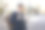 在城市里有智能手机的积极商人图片下载