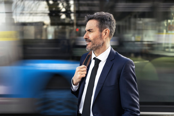 穿着讲究的商人站在城市里图片下载