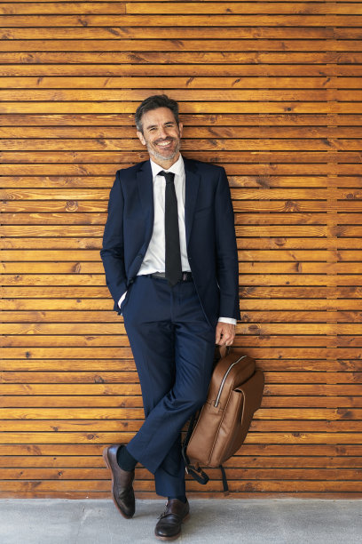 背着背包走在街上的成熟商人图片下载