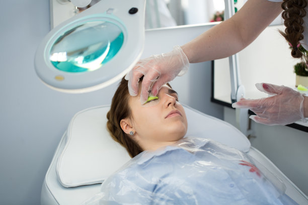 睫毛延长手术。长睫毛的女人眼。睫毛，靠近，选定焦点图片下载